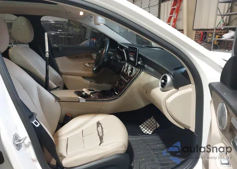 2015 Mercedes-Benz C 300 4Matic из США, поврежденный, VIN 55SWF4KB2FU004736